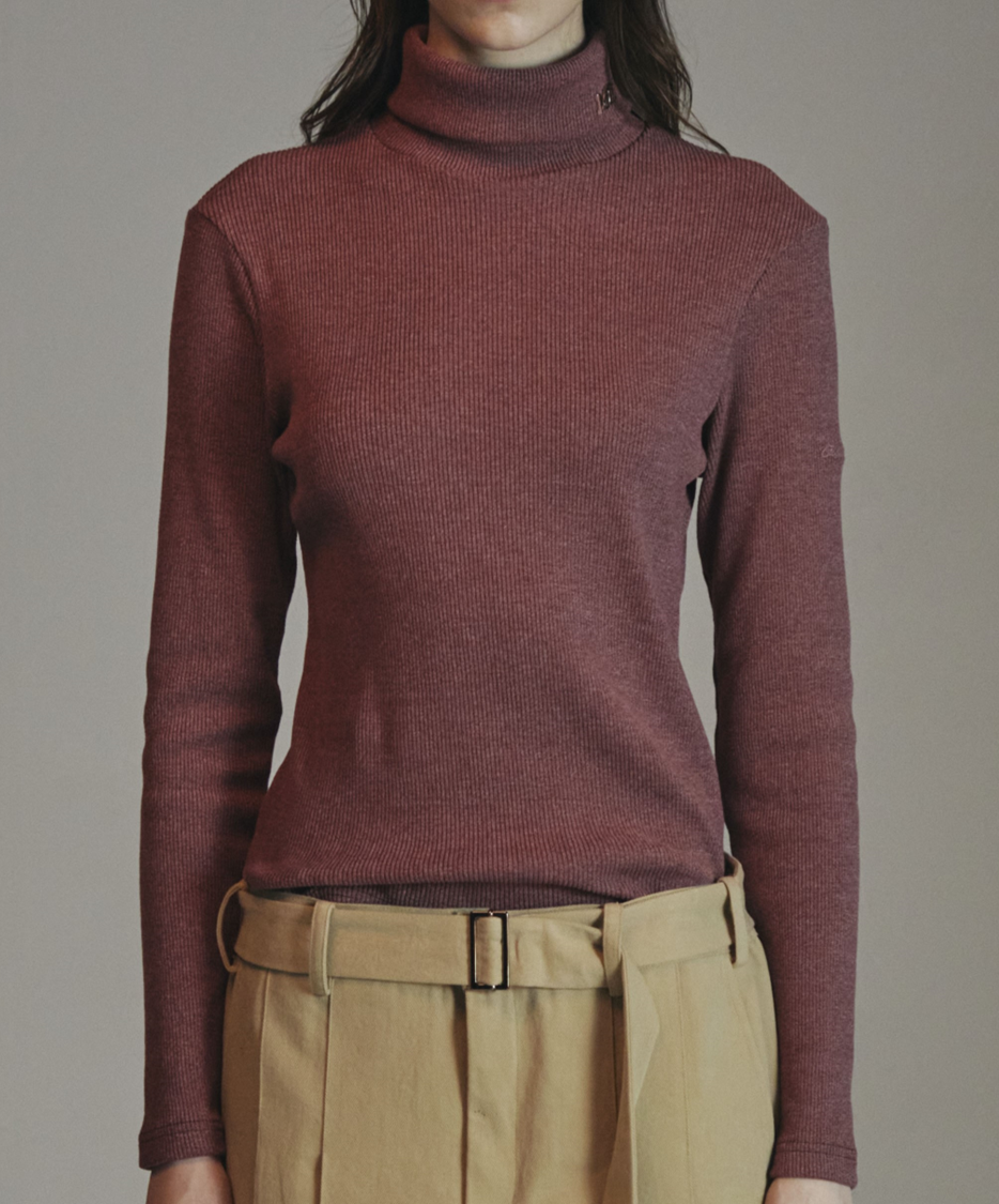 RED TURTLENECK